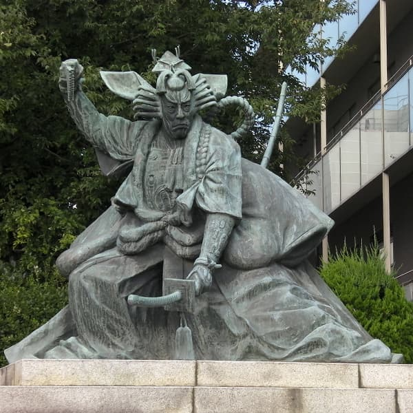 Statue d'un guerrier japonais à l'ère Edo